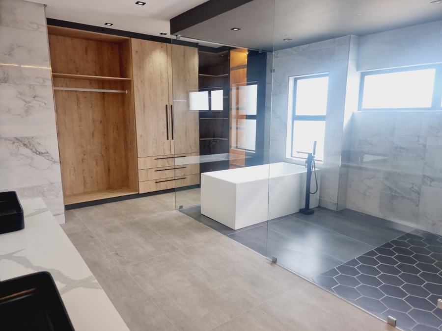 5 Bedroom Property for Sale in Parklands North Western Cape